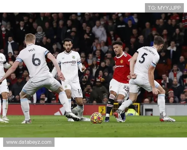 曼联防线失误频繁引发争议,已对球队赛季整体表现形成明显制约。 曼联防线失误频繁引发争议,已对球队赛季整体表现形成明显制约。